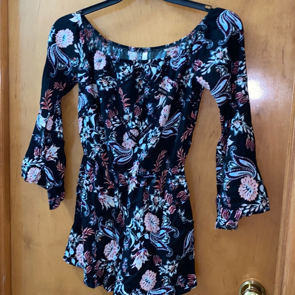 Off the shoulders floral romper
